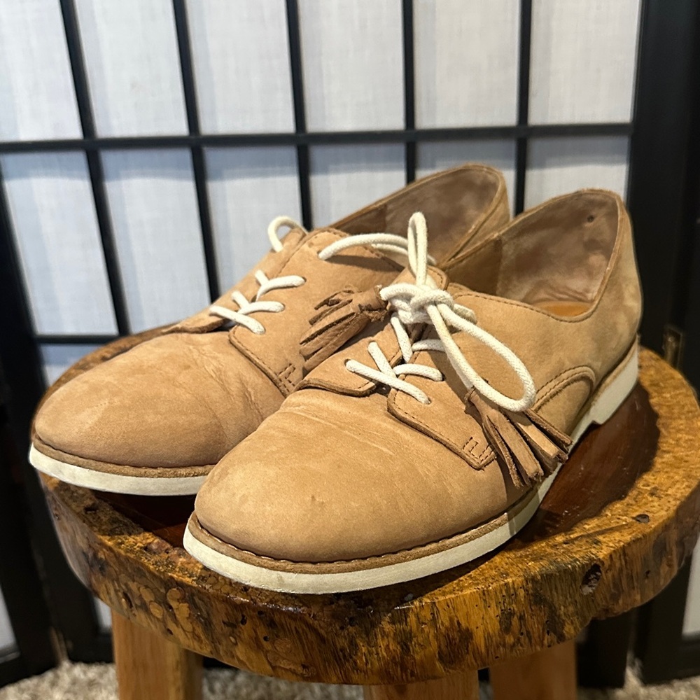 Coach ZINNIA Nubuck Suede Loafer Oxford Flat Shoe Light Sand EUC Tassals